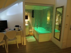 Das Badezimmer im Hotel Elite in Mestre lässt sich bunt beleuchten.jpg