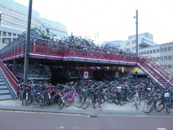 Die Holländer fahren gerne Fahrrad - und so gibt es auch in Groningen zahlreiche Parkflächen für die Drahtesel.