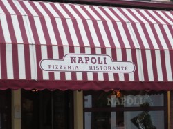 Eine schöne Markise im italienischen Farbstil ziert die Pizzeria Napoli in Groningen.