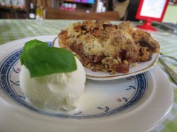 Ein kulinarischer Traum. Nussig-bröseliger Apfelkuchen aus dem Ofen mit Vanilleaus und Basilikum.