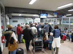 Warteschlange Flughafen Béziers Autovermieter