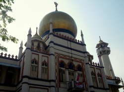 Die Sultan Moschee mit der goldenen Kuppel überragt das arabischen Viertel von Singapur.