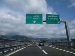 Autobahnschild Lucca
