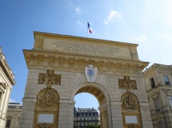 Der Triumphbogen Porte du Peyrou im Westen von Montpellier