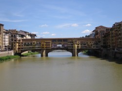 Frontalaufnahme der Ponte Vecchio in Florenz