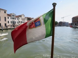 Diese Gösch der Kriegsmarine Italiens wehte an unserem Bootsbug vor der Kulisse Venedigs in unserem Vaporetto