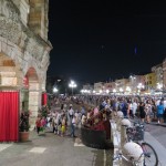 Nach dem Ende der Oper strömen Menschenmassen aus der Arena di Verona