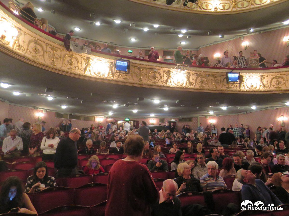 Blick auf die hinteren Reihen im Queen's Theatre in London