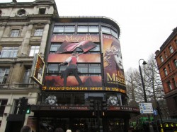 Die Fassade des Queen's Theatre in London zeigt bereits, was sich drinnen abspielt