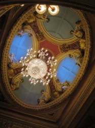Die imposante Decke des Queen's Theatre in London