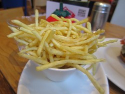 Pommes im Gourmet Burger Kitchen in London.jpg