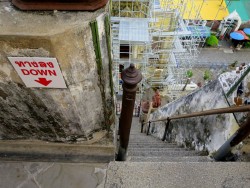 Am Wat Arun geht es steil hinauf und herab.jpg