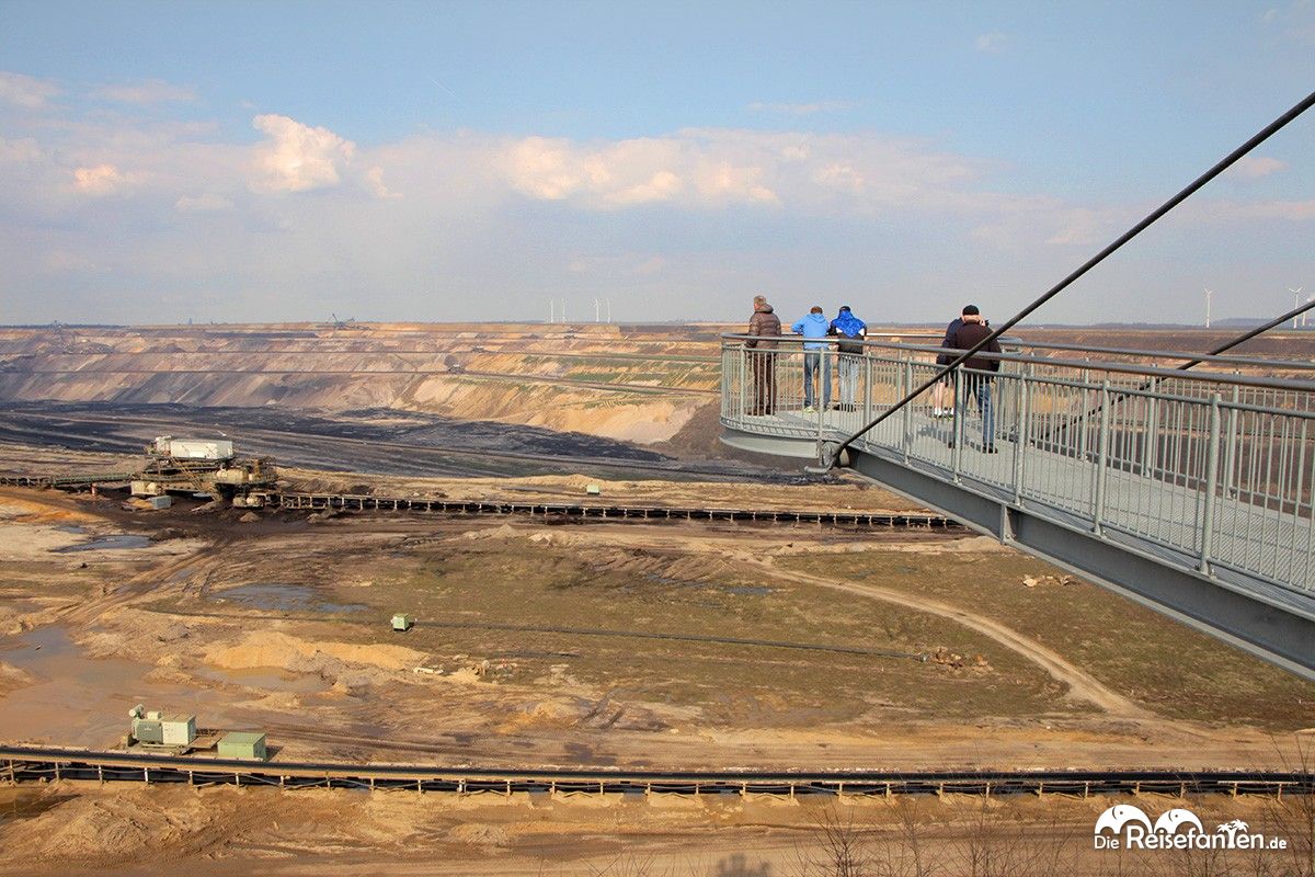Auf einem Skywalk können die Besucher am Aussichtspunkt den Braunkohletagebau in Garzweiler begutachten
