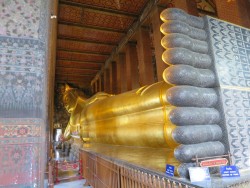 Die Fußsohlen des liegenden Buddhas sind aufwendig verziert.jpg