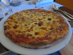 Eine leckere Pizza Bolognese nach Wunsch im Restaurant Il Casale in Wismar