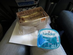 Bei KLM gab es ein übersichtliches Frühstück mit separat abgepacktem Wasser