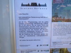 Ein Hinweisschild gibt Auskunft über die nahe Wiedereröffnung von Schloss Bothmer