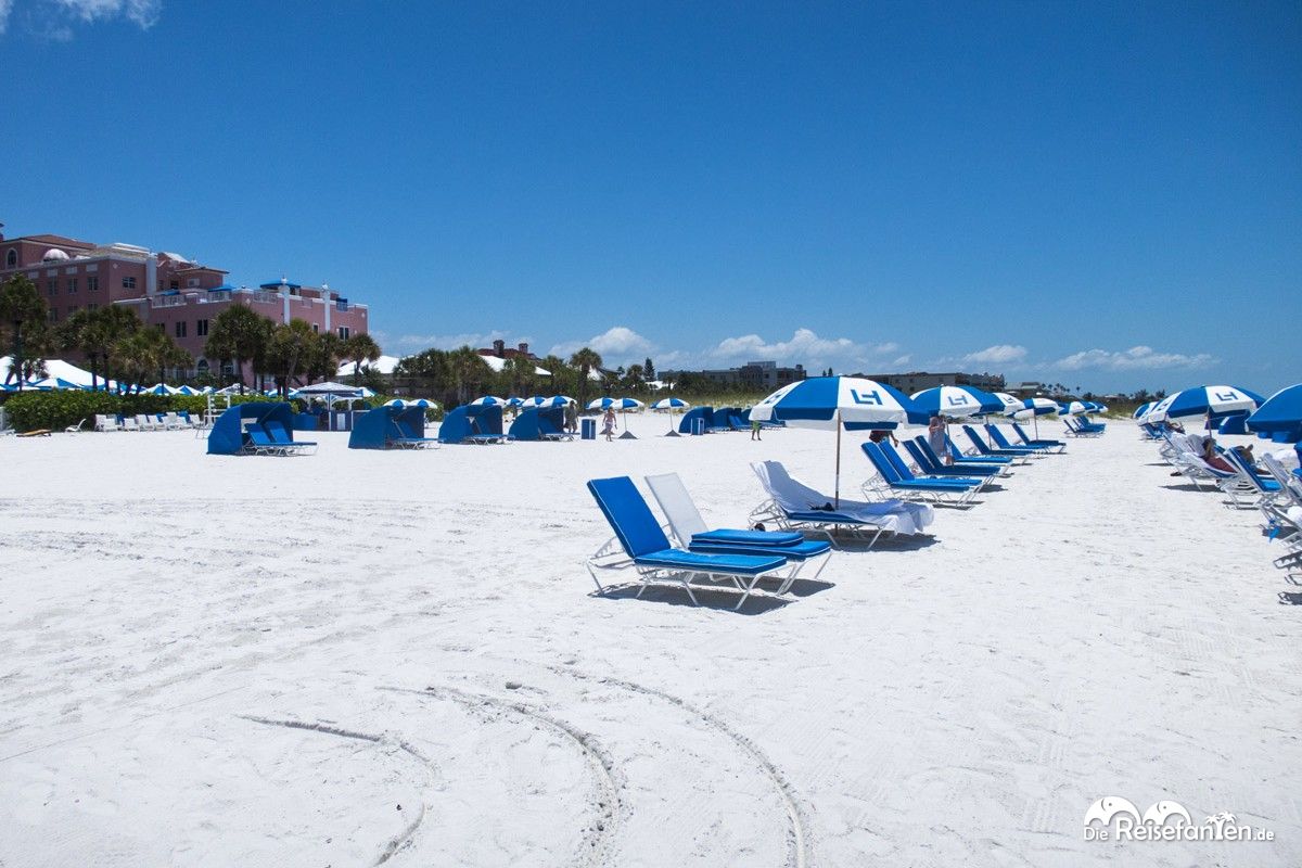 Am Privatstrand des Don Cesar in St. Pete Beach stehen zahlreiche Liegen und Strandbetten für die Gäste zur Verfügung