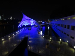 Der schön beleuchtete Tampa Riverwalk bei Nacht