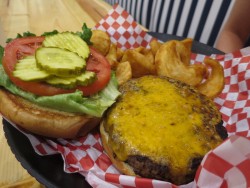 Leckere Cheeseburger bei Boulevard Burgers in St. Pete Beach in Florida