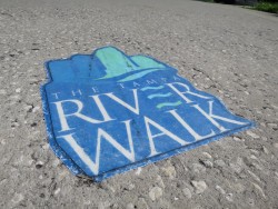 Logo des Tampa Riverwalk auf dem Betonboden