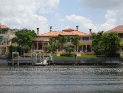 Schöne Anwesen zieren die Uferbereiche in Tampa