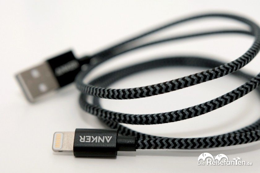 Das Nylon USB Kabel von ANKER fühlt sich sehr hochwertig und belastbar an