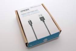 Das Nylon USB Kabel von ANKER vereint USB Anschluss und Lightning Stecker für Apple Geräte