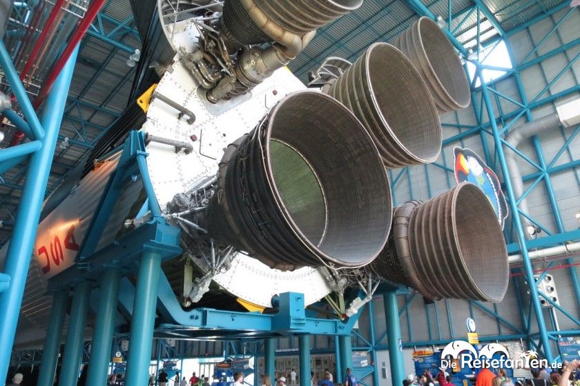 Die riesigen Antriebsdüsen der Saturn V Rakete im Kennedy Space Center