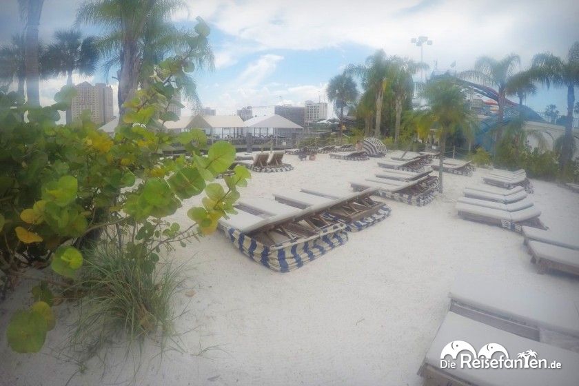 Künstlicher Strand mit Liegen im Wet'nWild in Orlando