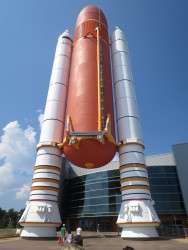 Vor dem Eingang zum Space Shuttle Atlantis Gebäude