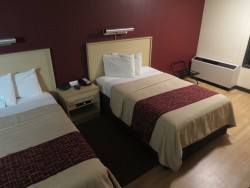 Zwei Einzelbetten im Doppelzimmer des Red Roof Plus+ Miami Airport Hotels