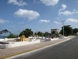 Eine Gedenkstätte in der Mitte der Straße auf Cozumel