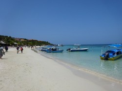 Karibischer Sandstrand der West Bay auf Roatan