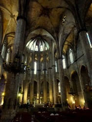 Imposanter Innenbereich der Santa Maria Del Mar in Barcelona