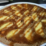 Apfelpfannkuchen mit  Karamelsosse im Restaurant Met Stroop Ofzo in Emmen