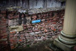 Die mittelalterliche Mauer kann sich von der römischen noch deutlich was abschneiden