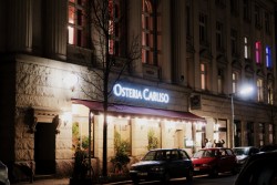 Die nächtliche Außenansicht der Osteria Caruso in Berlin