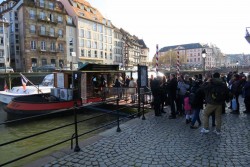 Lange Schlangen vorm Batorama Ticketverkauf in Straßburg