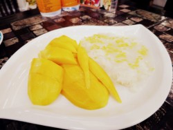 Sticky Rice with Mango ist eine der leckersten Nachspeisen Thailands