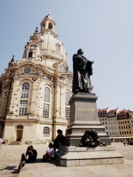Die Statue Martin Luthers vor der Dresdner Frauenkirche