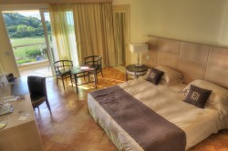 Blick auf das Schlafzimmer im L'Ea Bianca Luxury Resort