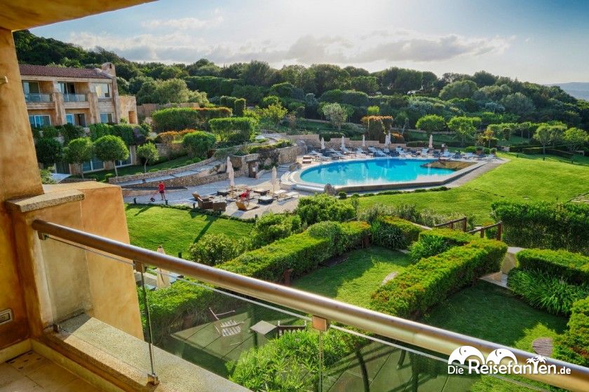 Blick vom Balkon auf den Pool im L'Ea Bianca Luxury Resort