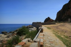 Der Parkplatz vor den Rocce Rosse in Arbatax auf Sardinien bietet ausreichend Platz