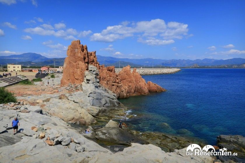 Der rote Felsen der Rocce Rosse in Arbatax auf Sardinien