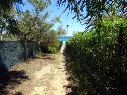 Der Weg zum Strand der Costa Rei auf Sardinien