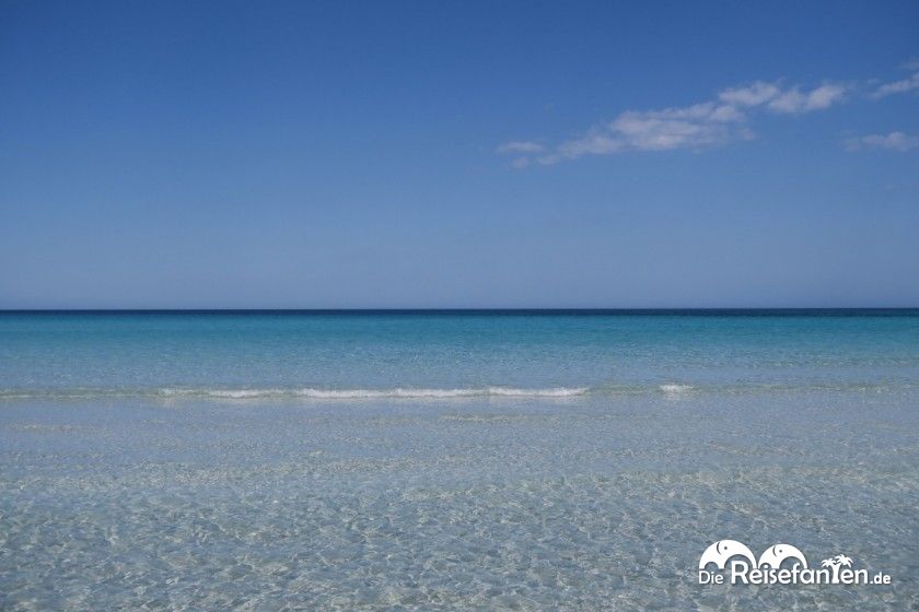 Seichtes Wasser an der Spiaggia de la Cinta auf Sardinien