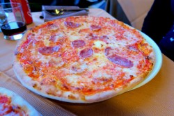 Als Hauptgericht gab es in La Trattoria Da Guiseppa Maria in Castelsardo auf Sardinien eine leckere Pizza