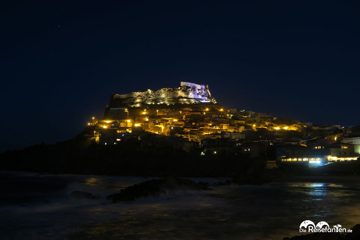 Castelsardo auf Sardinien im Dunkel der Nacht