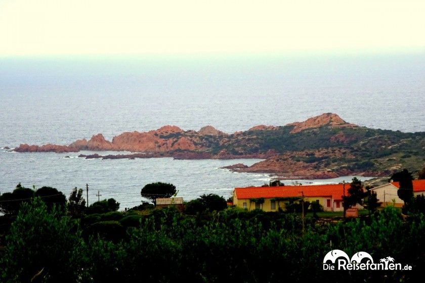 Den besten Blick auf die Isola Rossa auf Sardinien hat man von der Küstestrasse